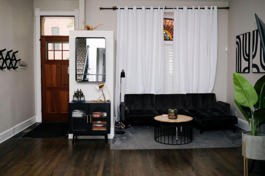 Photo of Livingroom in Old Town Triangle