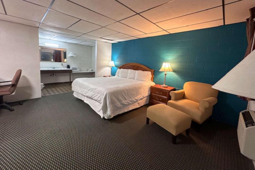 Photo of Bedroom in Flora