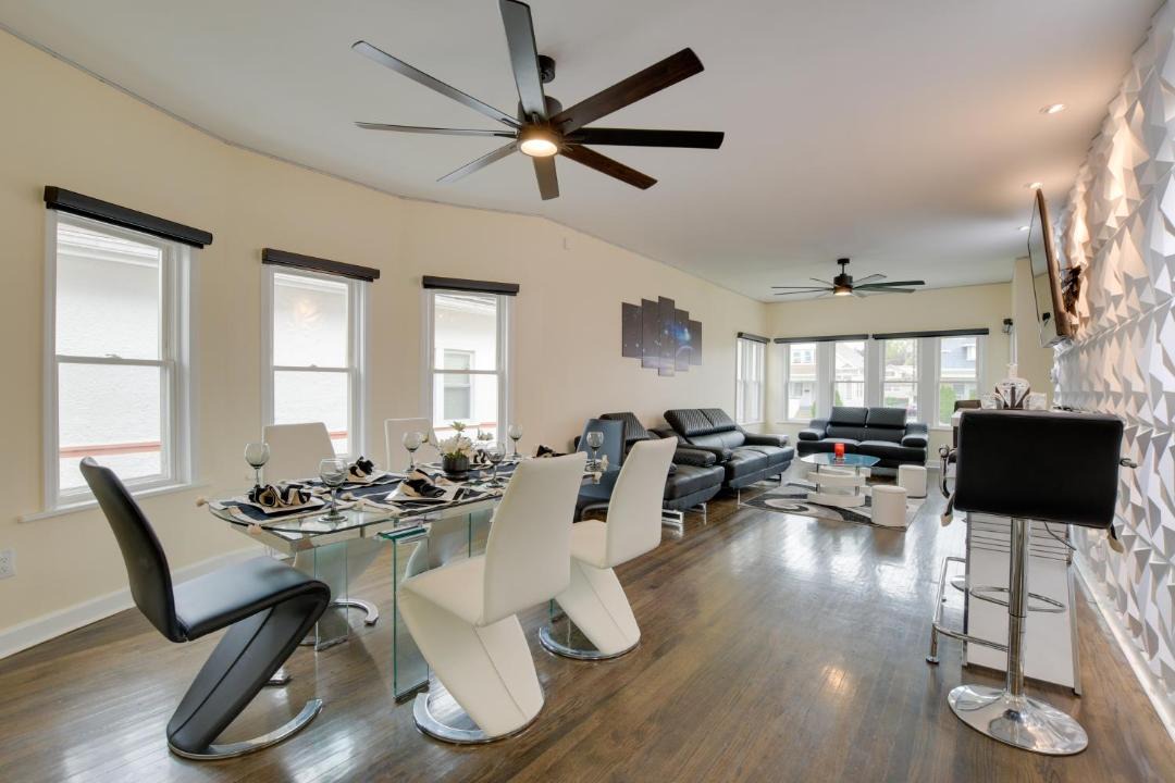 Photo of Livingroom in Maywood