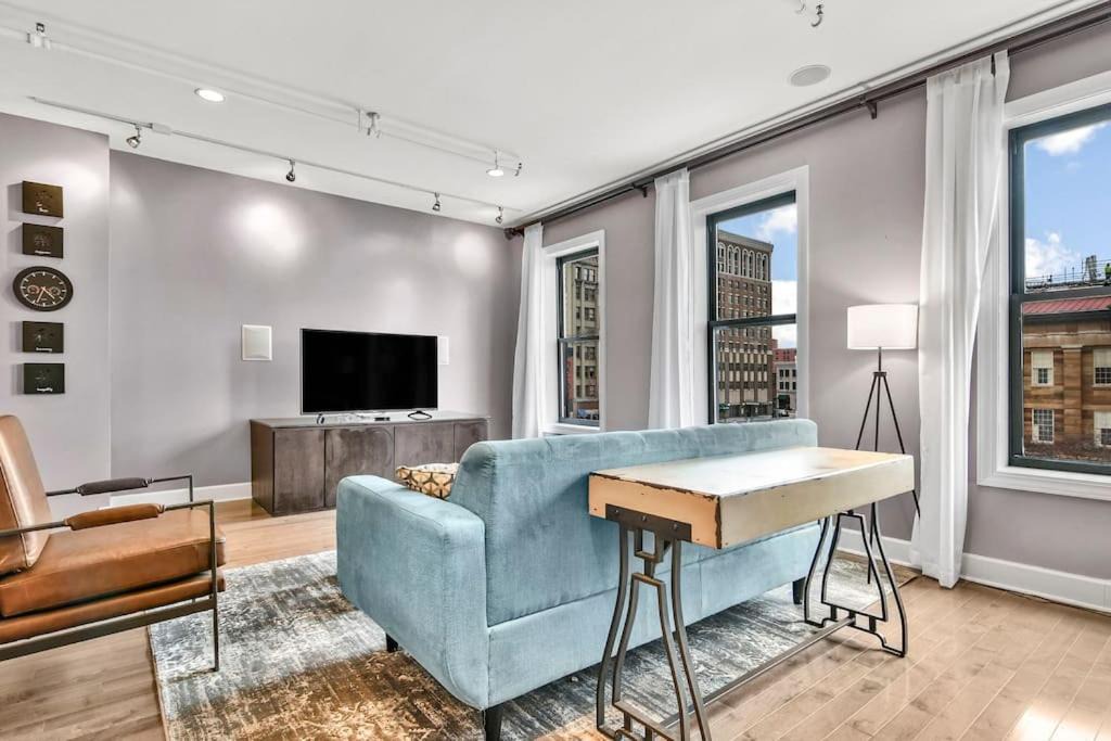 Photo of Livingroom in Downtown Springfield