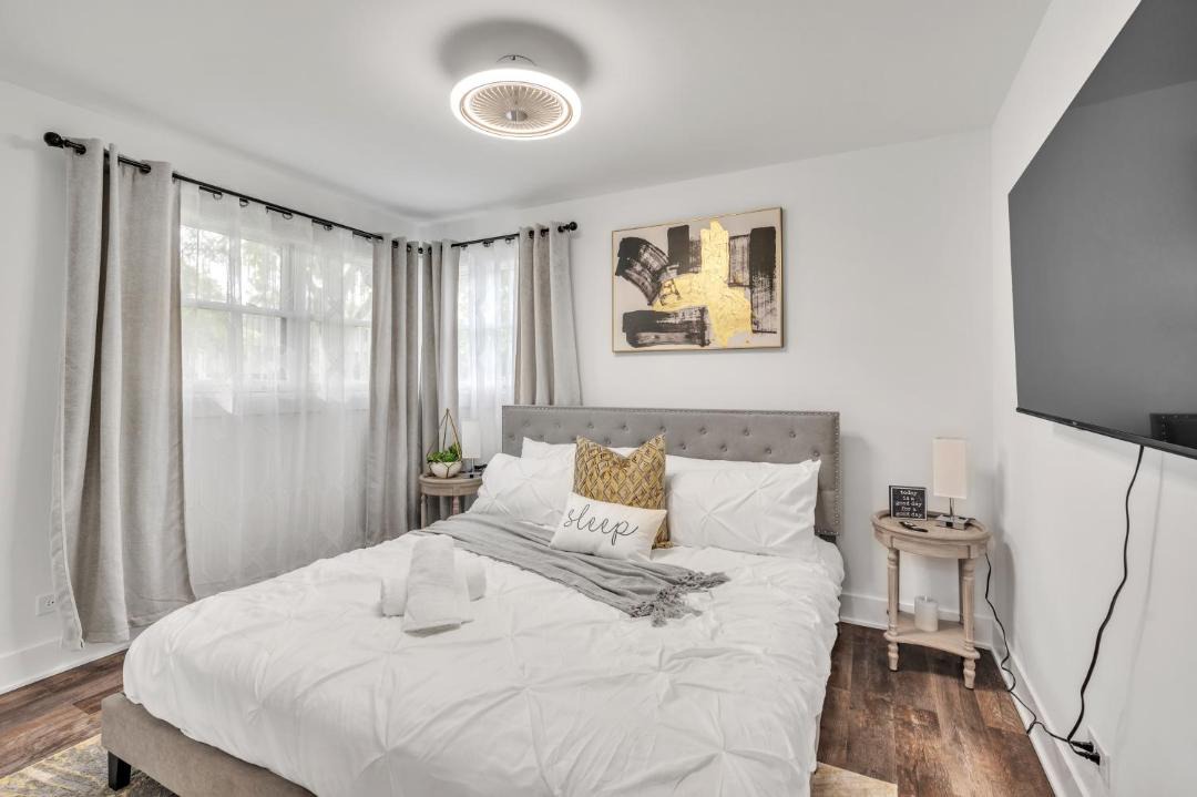 Photo of Bedroom in Rolling Meadows
