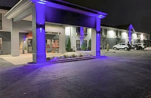 Lake Bluff Hotel | Days Inn by Wyndham Great Lakes - N. Chicago
