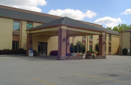 Bloomington Hotel | Days Inn & Suites by Wyndham Bloomington/Normal IL