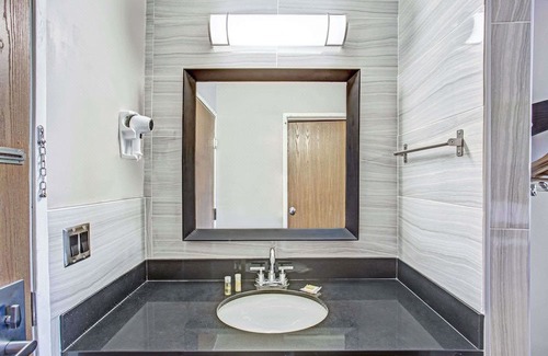 Lake Bluff Hotel | Days Inn by Wyndham Great Lakes - N. Chicago