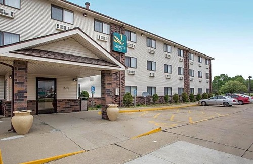 Bloomington Hotel | Days Inn & Suites by Wyndham Bloomington/Normal IL