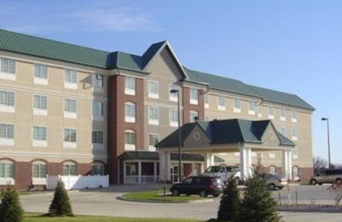 Quincy Hotel | Town & Country Inn and Suites