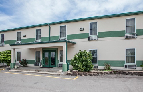 Mitchell Hotel | Econo Lodge Inn & Suites Granite City
