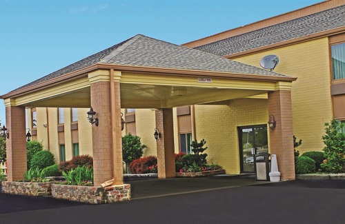 Bloomington Hotel | Days Inn & Suites by Wyndham Bloomington/Normal IL