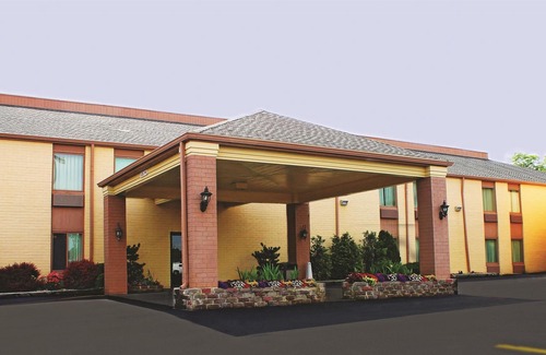 Bloomington Hotel | Days Inn & Suites by Wyndham Bloomington/Normal IL