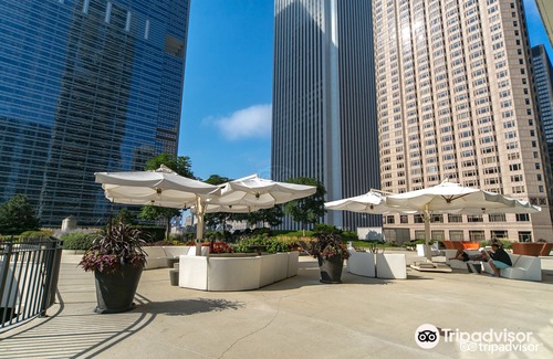 Lakeshore East Hotel | Radisson Blu Aqua Hotel Chicago