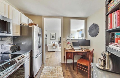 Lincoln Park Condo | Chic 1-bedroom condo in marvelous Chicago with WiFi, fitness room