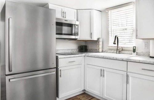 Yorkville Cottage | Deluxe Cottage - Loft - Deluxe Cottage - 1 Bedroom & Loft + Pullout