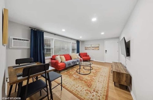 North Center Apartment | Spacious, private, 1 BR apt!