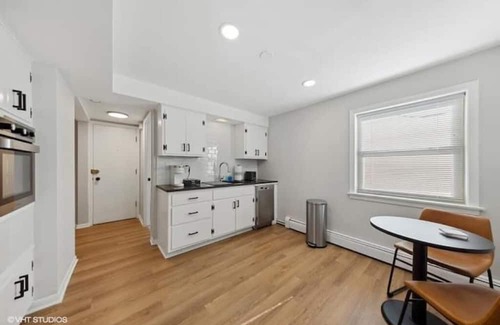 North Center Apartment | Spacious, private, 1 BR apt!