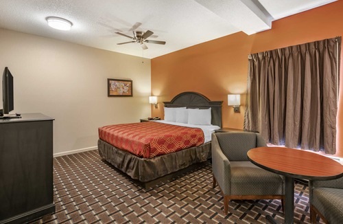 Mitchell Hotel | Econo Lodge Inn & Suites Granite City