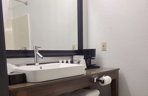 Galesburg Hotel | AmericInn by Wyndham Galesburg