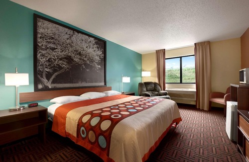East Peoria Hotel | Super 8 by Wyndham Peoria East