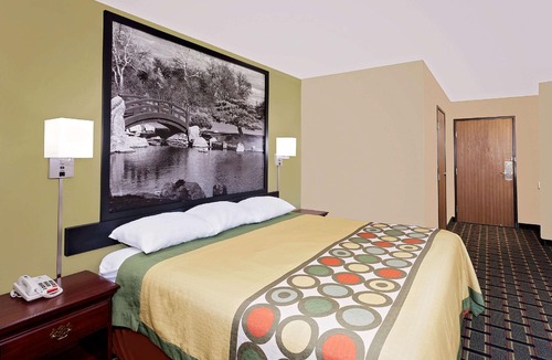 Canton Hotel | Econo Lodge