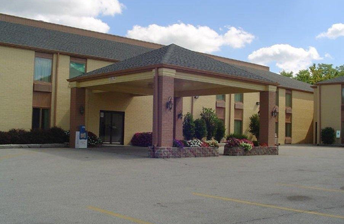 Bloomington Hotel | Days Inn & Suites by Wyndham Bloomington/Normal IL