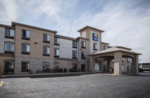 Village of Lakewood Hotel | Comfort Inn Crystal Lake - Algonquin