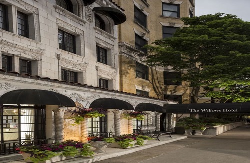 Lake View East Hotel | The Willows Hotel
