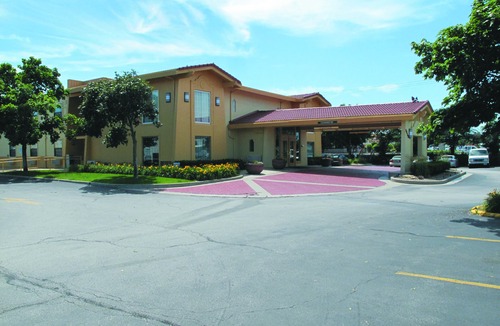 Quad Cities Hotel | La Quinta Inn by Wyndham Moline Airport