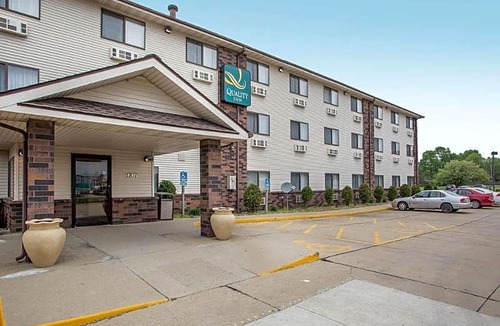 Bloomington Hotel | Days Inn & Suites by Wyndham Bloomington/Normal IL