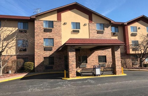 East Peoria Hotel | Super 8 by Wyndham Peoria East