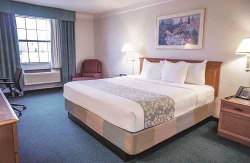 Quad Cities Hotel | La Quinta Inn by Wyndham Moline Airport