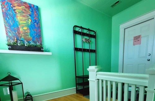Lyons Apartment | Perfect Getaway for 4, Cozy Space with a Queen Size Bed