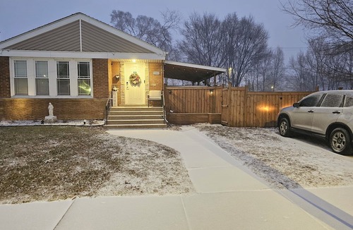 East Side House | Twin bed room , smart TV 32" with shared bathroom