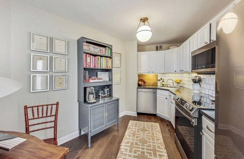 Lincoln Park Condo | Chic 1-bedroom condo in marvelous Chicago with WiFi, fitness room