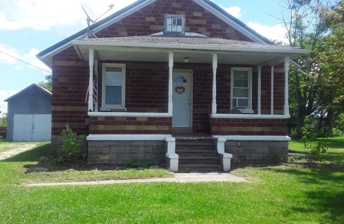 Plainview House | Pleasant 2-bedroom country farm house with AC in Medora. City get-a-way