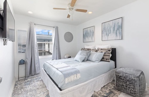 Country Club Hills House | Escape to The Hills: Spacious 3-Bed Retreat with Family & Game Rooms - Sleeps 8!