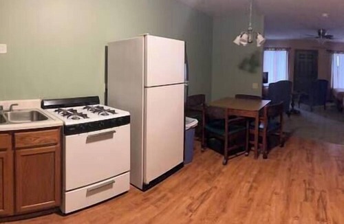 Golconda House | Cozy Two Bedroom Bungalow w/ Full Kitchen on the Ohio River