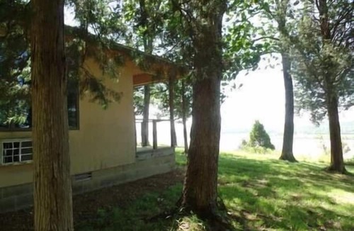 Golconda House | Cozy Two Bedroom Bungalow w/ Full Kitchen on the Ohio River