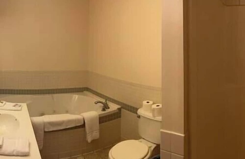 Golconda House | Cozy Two Bedroom Bungalow w/ Full Kitchen on the Ohio River