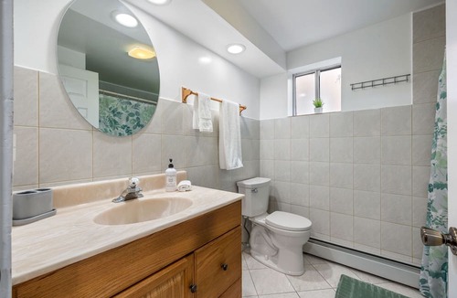Skokie Condo | Skokie Sunrise - 3 Queen Beds