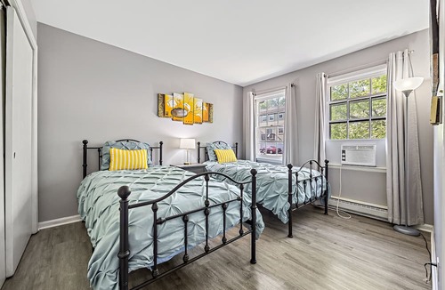 Yorkville Apartment | Serene Apartment w/Amazing Fox River View in Downtown Yorkville. 2bedrm/1.5 ba