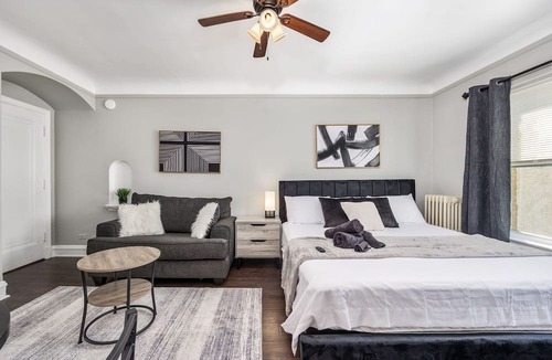 Oak Park Apartment | Charming Loft: King Bd/Elevator/Shops/Train/Bus/DT