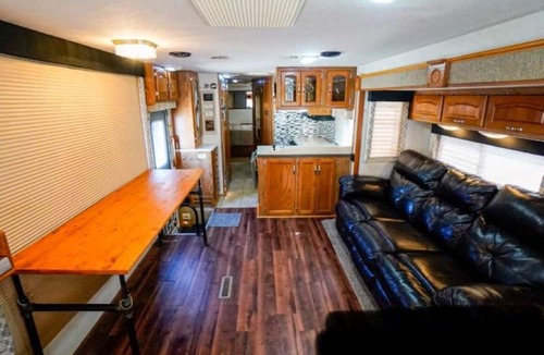 Herod RV Rental | Peaceful pet friendly getaway near Shawnee National Forest / Garden of the Gods.