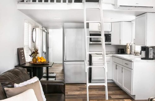 Yorkville Cottage | Deluxe Cottage - Loft - Deluxe Cottage - 1 Bedroom & Loft + Pullout