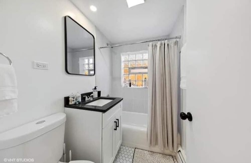 North Center Apartment | Spacious, private, 1 BR apt!