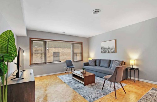Evanston Apartment | Prime 2BR Chicago Apartment