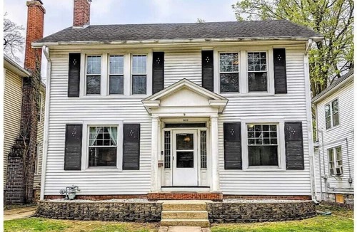 Decatur House | Historic Charming 4BR on the WestEnd near Millikin