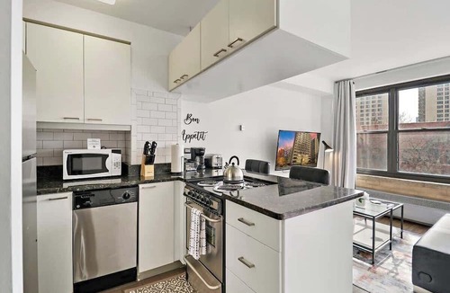 Indian Village Apartment | Warm & Elegant Studio Apt in Chicago