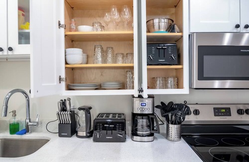 Gold Coast Apartment | Modern 4BR Gold Coast Duplex w/Jacuzzi & Balcony