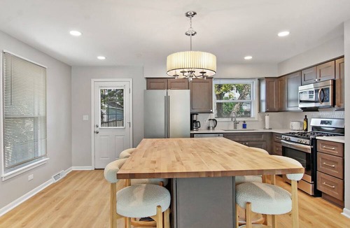 Arlington Heights House | The Arlington Heights Breakaway - 6 Luxury Bed House NEW