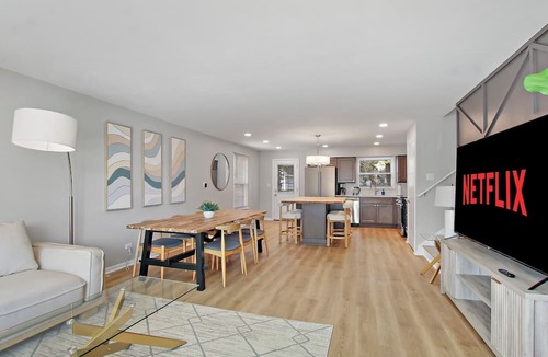 Arlington Heights House | The Arlington Heights Breakaway - 6 Luxury Bed House NEW