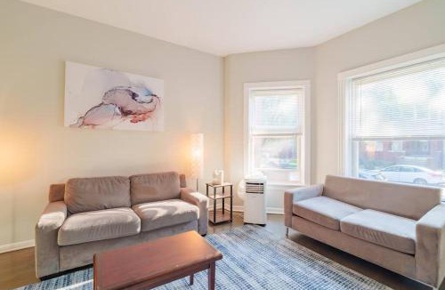 Woodlawn Apartment | Spacious 4BR Retreat in Vibrant Woodlawn Near UChi